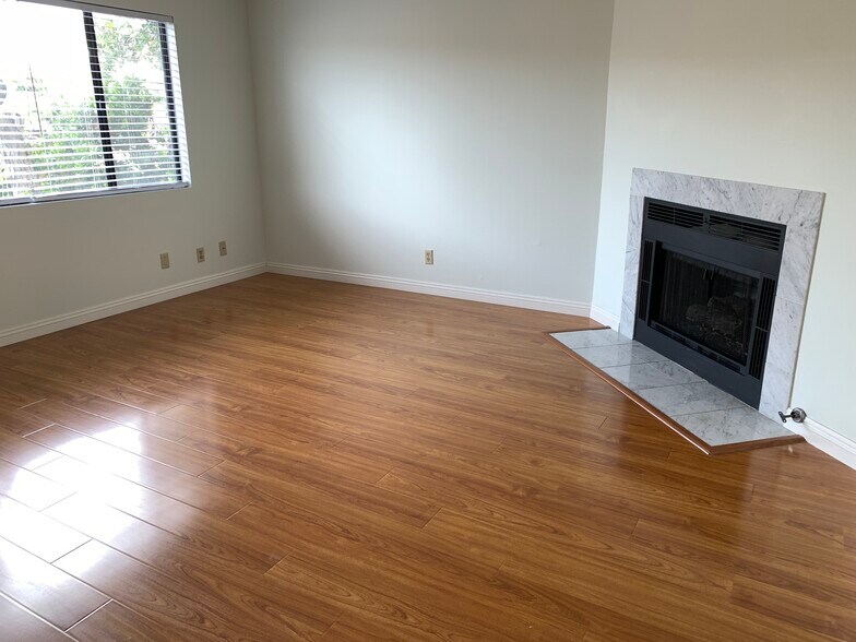 Building Photo - 15220 S Normandie Ave