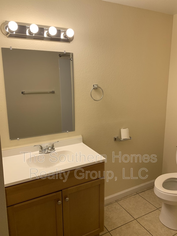 Building Photo - 201 Main St