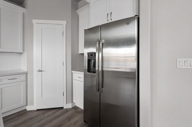 Building Photo - 721 E Zekes Ct