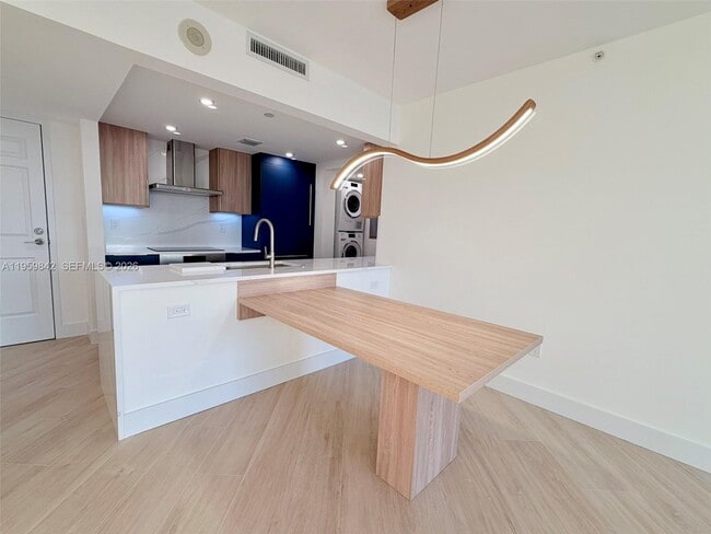 Building Photo - 3020 NE 32nd Ave