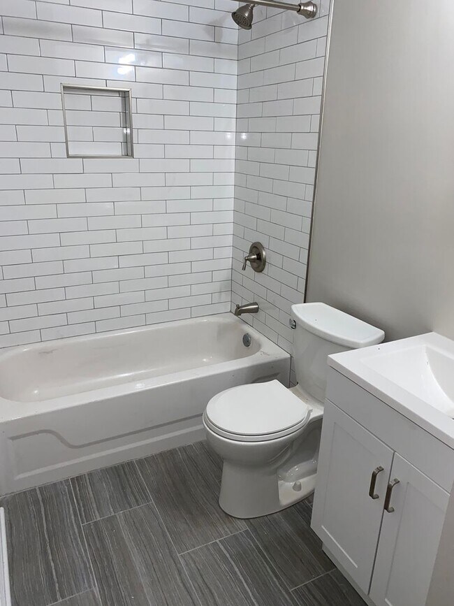 Building Photo - Spacious 1 Br Unit walking distance to Edsall Station