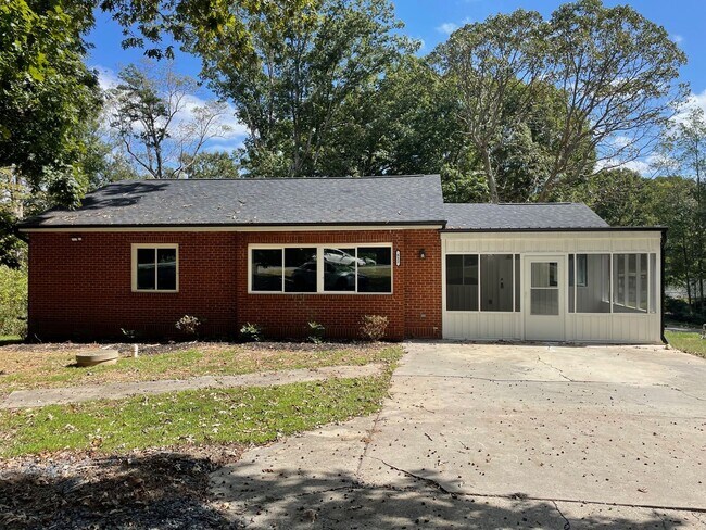 Building Photo - NEWLY REMODLED 3 BED, 2 BATH BRICK HOME LOCATED IN ASHEBORO! $1,750 RENT $1,750 DEPOSIT