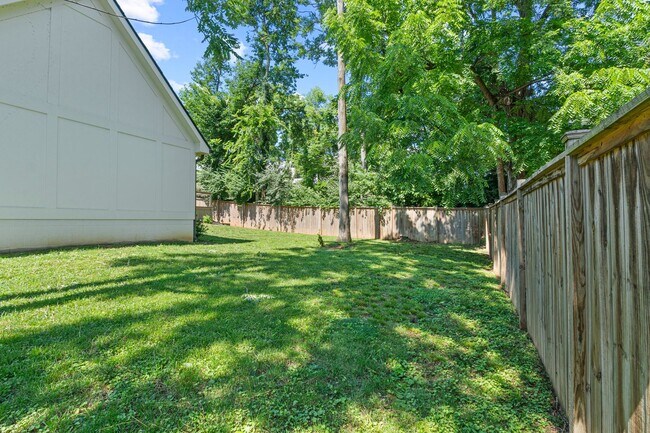 Building Photo - 2016 Sweetbriar Ave