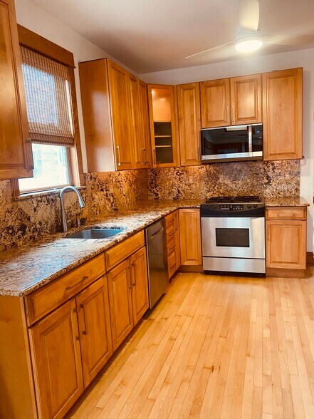 Kitchen - 2014 W Fletcher St