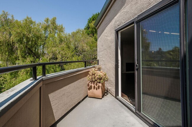 Building Photo - EPIC REA:End-Unit & Top 2 Floor (Penthouse...