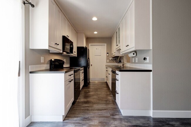 Building Photo - Spacious 4-Bedroom Home with Private Backy...