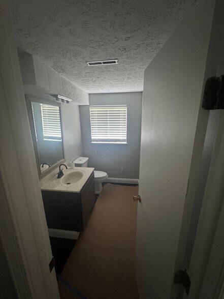 Building Photo - 3028 Quinby Dr