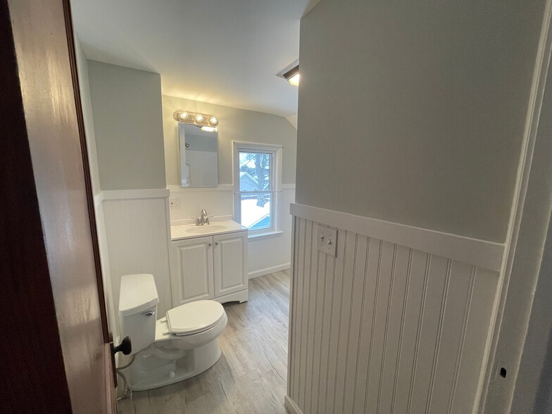 Building Photo - 104 Lynhurst Ave