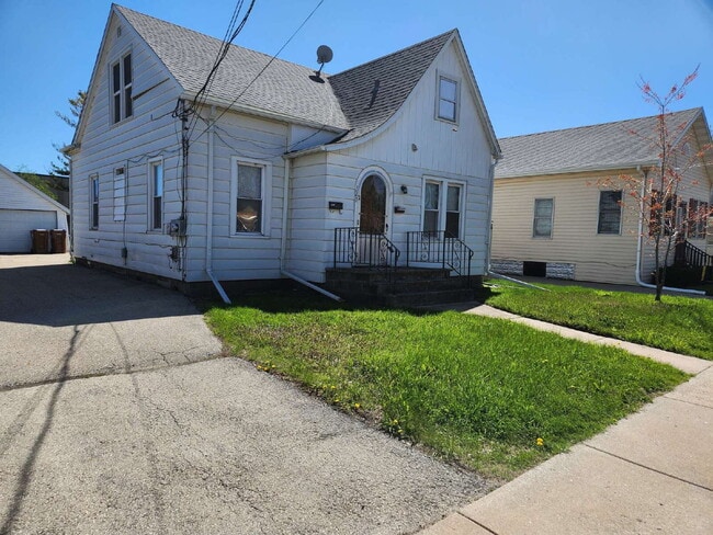 Primary Photo - 2 Bedroom Lower Heat & Water Included