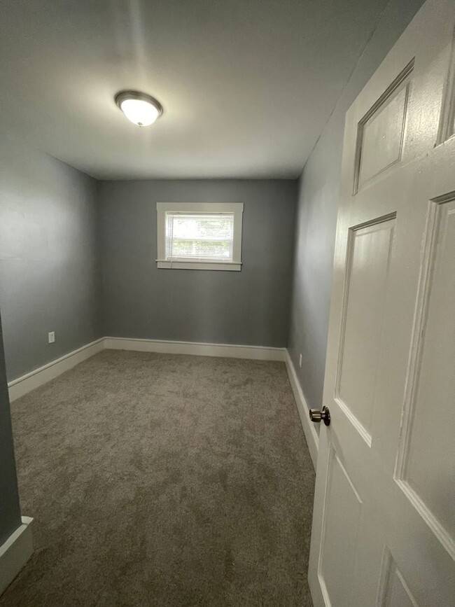 Building Photo - Second floor 4 Bedroom 1 Bathroom Two Stor...