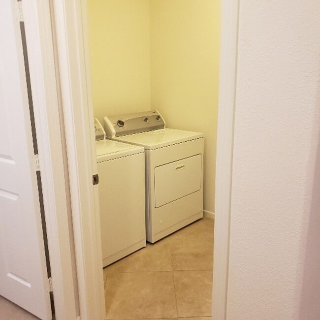 Building Photo - Awesome Home Awesome area 2bed w/ bonus ro...