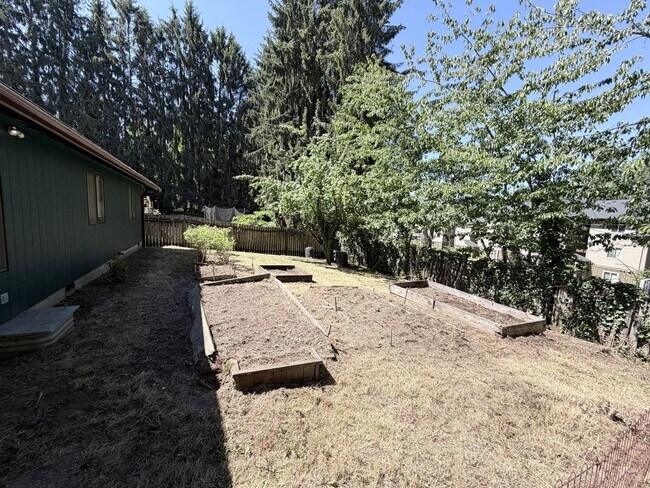 Building Photo - Three Bedroom Home in South Salem