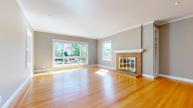 Building Photo - Charming, Renovated 3BR + Sunroom / 3.5 BA...