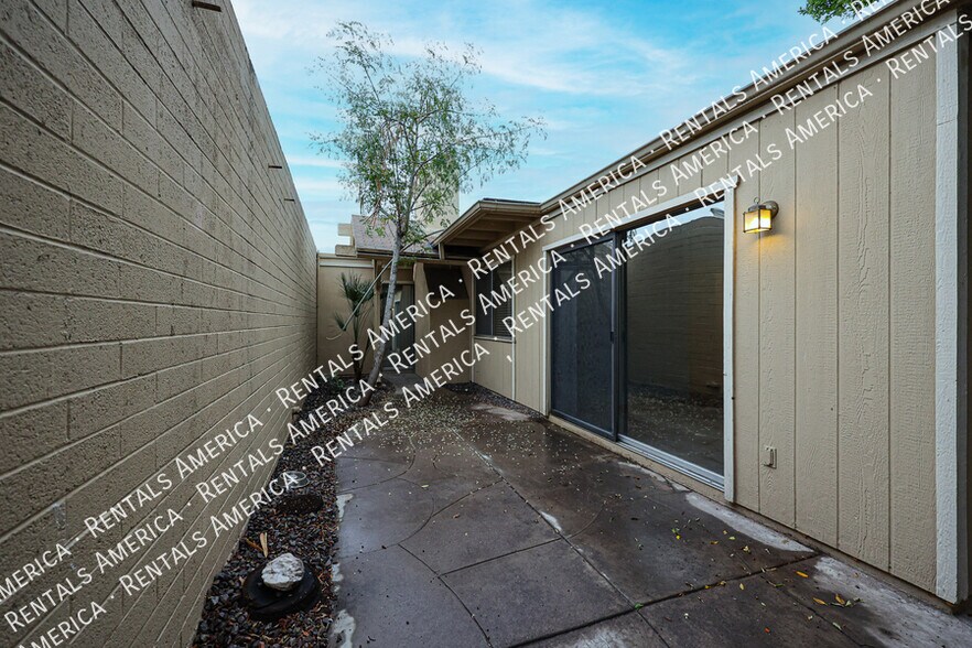 Building Photo - 6626 N Majorca Ln W