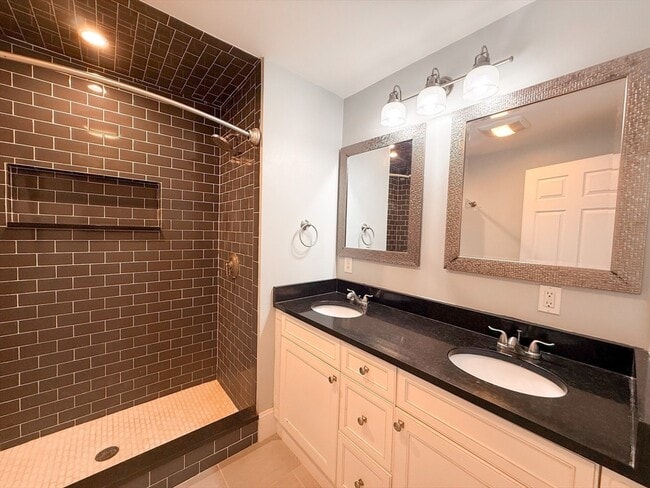 Building Photo - 3 Elm St