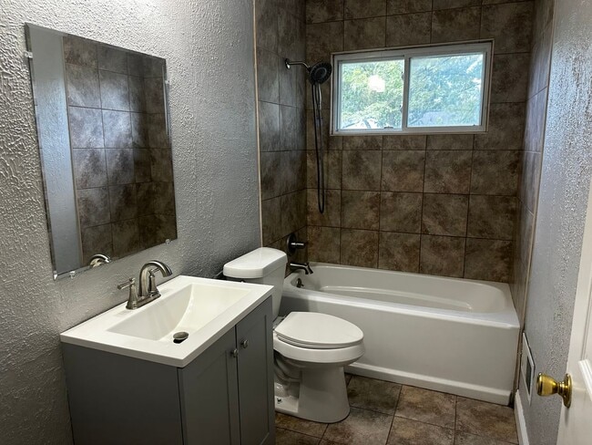 Building Photo - 3 BEDROOM HOME IN WARREN