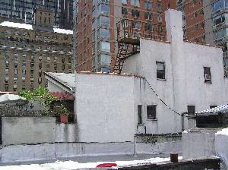 Building Photo - 316 W 51st St