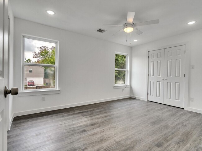 Building Photo - ? Spacious & Stylish 3-Bed Home – Garage Included! ?