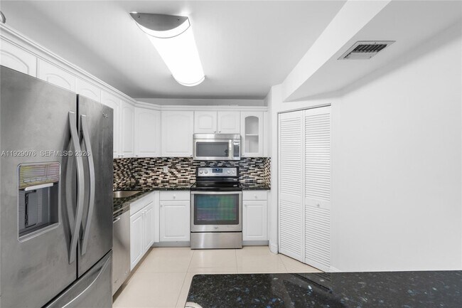 Building Photo - 9273 Collins Ave