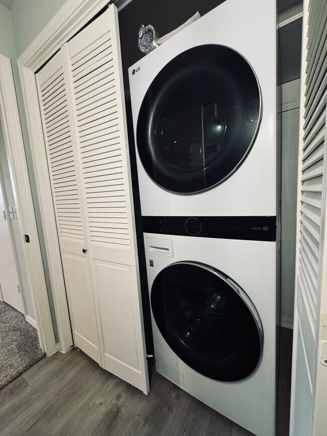 Building Photo - Beautifully Updated 2BR/2BA Condo in Gated Community – Modern Finishes & Pool Access