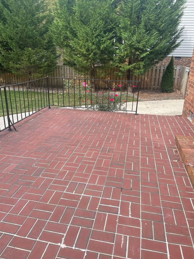 Building Photo - Spacious 4 Bedroom near Guilford College