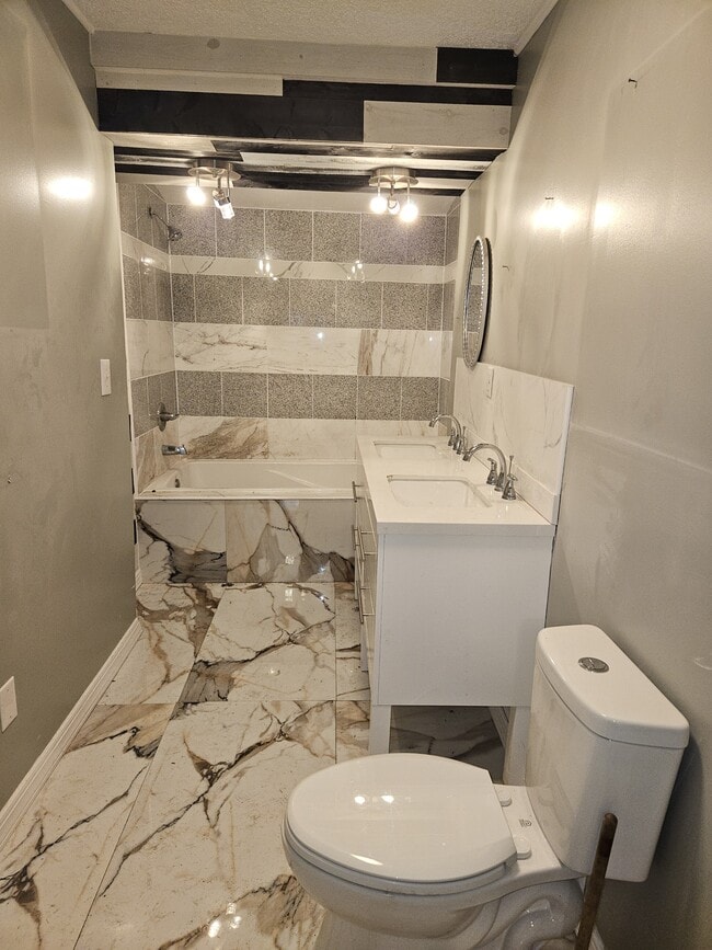 Building Photo - 4009 Oliver Ave