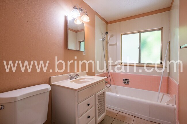 Building Photo - 1561 E 4945 S