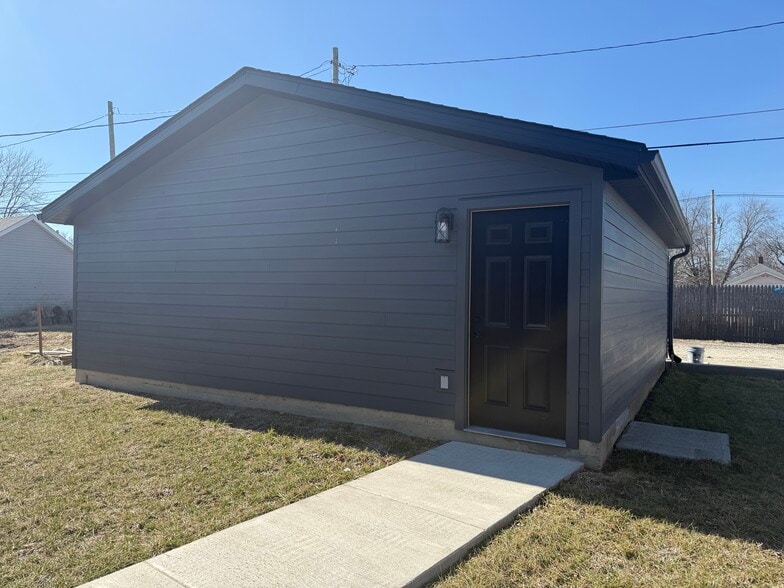 Building Photo - 1008 Milroy St