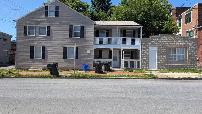 Building Photo - 270 Calder St