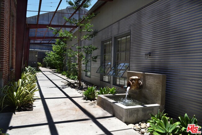 Building Photo - 712 S Santa Fe Ave