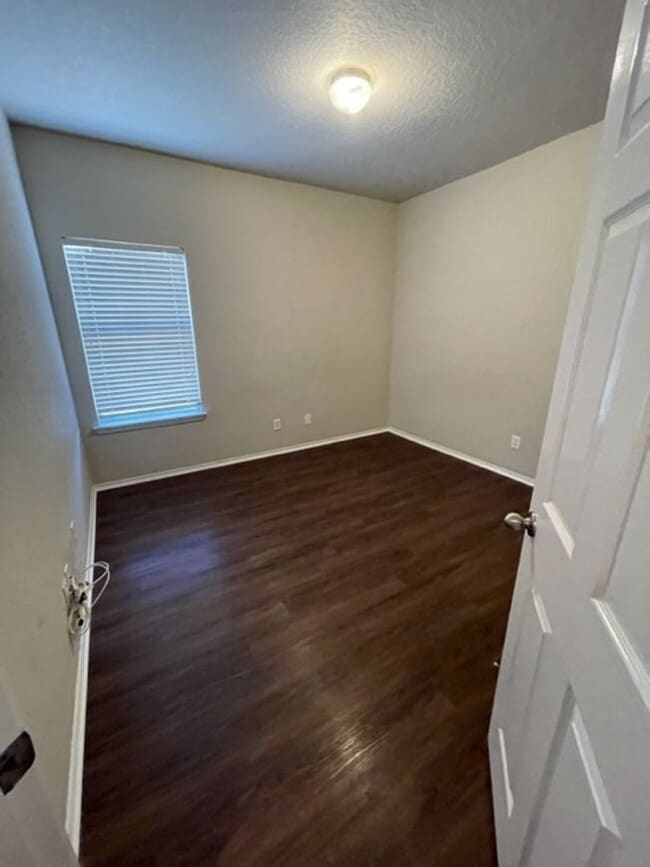 Building Photo - Nice, Roomy & Ready! 3 Bedroom 2 Bath in S...