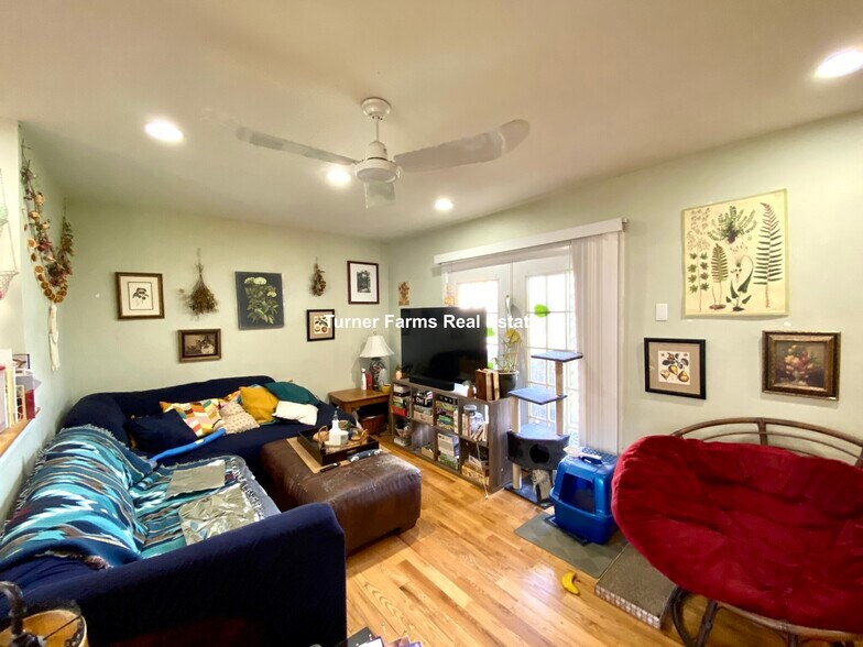 Building Photo - 21 Dorr St