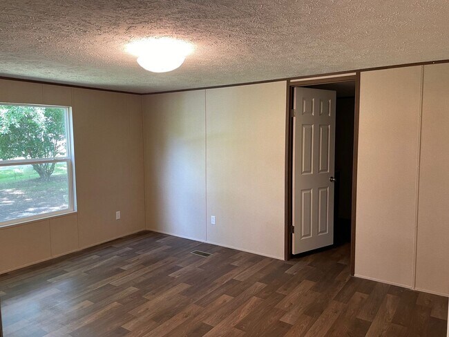 Building Photo - NEW 3 BED, 2 BATH MOBILE HOME IN DENTON AREA!