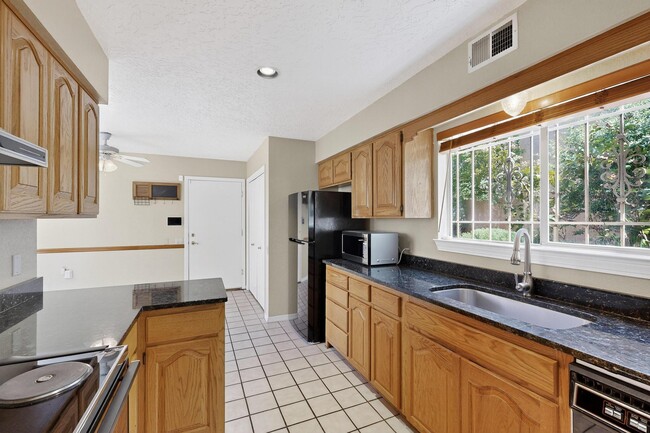 Building Photo - 9824 Lagrima De Oro Rd NE