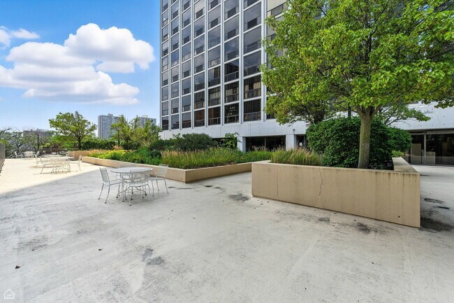 Building Photo - 4343 N Clarendon Ave