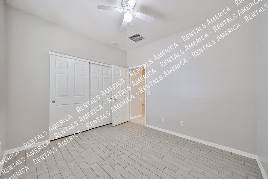 Building Photo - 15573 W Laurel Ln