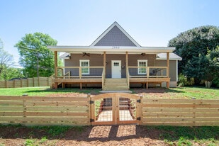 Building Photo - 2660 Roslyn Ave