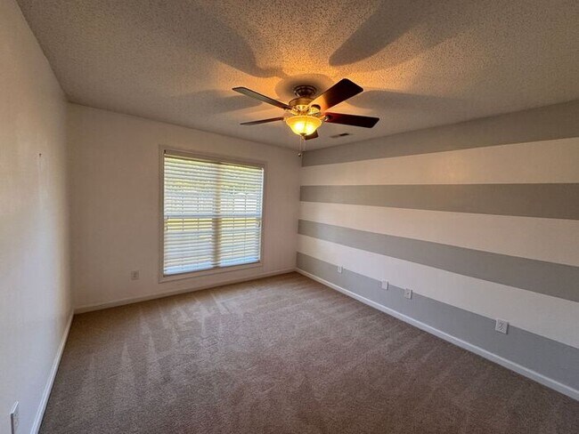 Building Photo - Prime Location and Fenced Yard