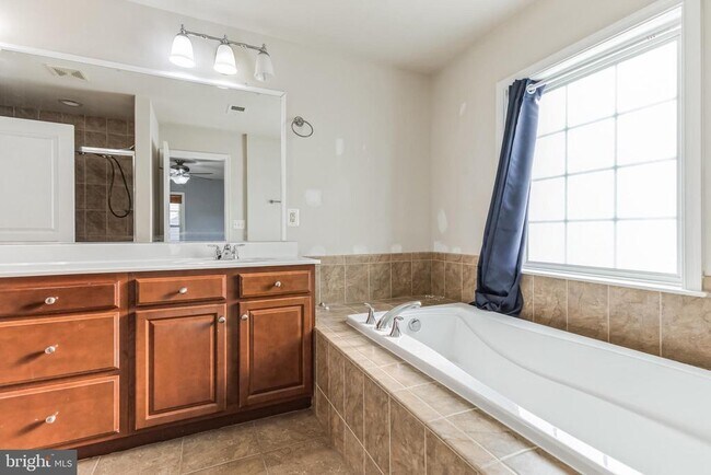 Building Photo - 523 Triadelphia Way
