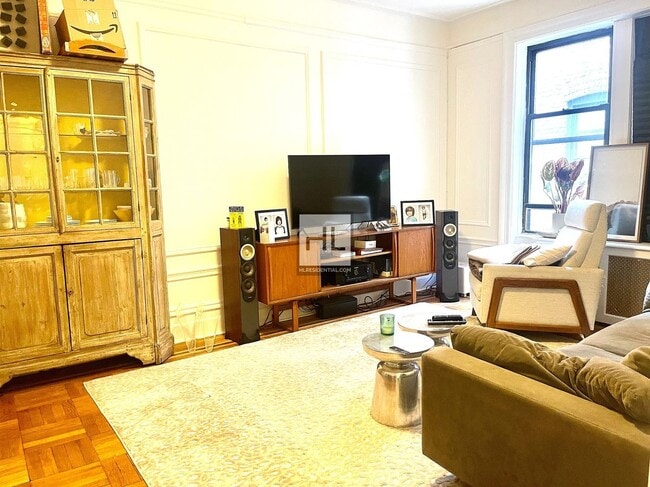 Building Photo - 206 W 104th St