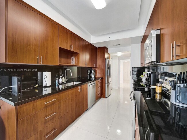 Building Photo - 20281 E Country Club Dr