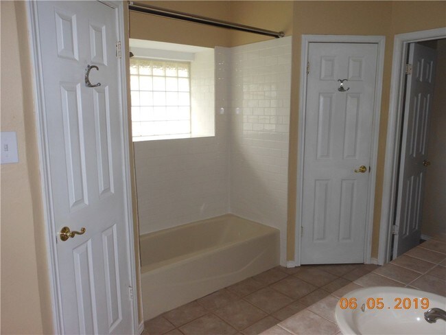 Building Photo - 1710 Foxfire Dr