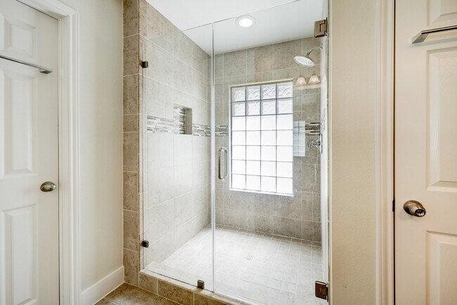 Building Photo - 5322 Nett St