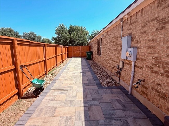 Building Photo - 3500 Esperanza Dr