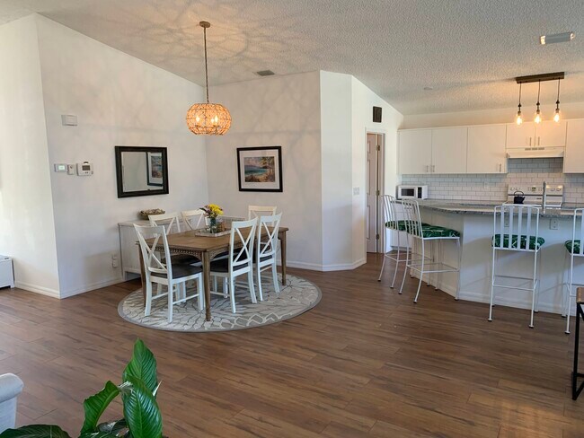 Building Photo - 993 E 13th Sq