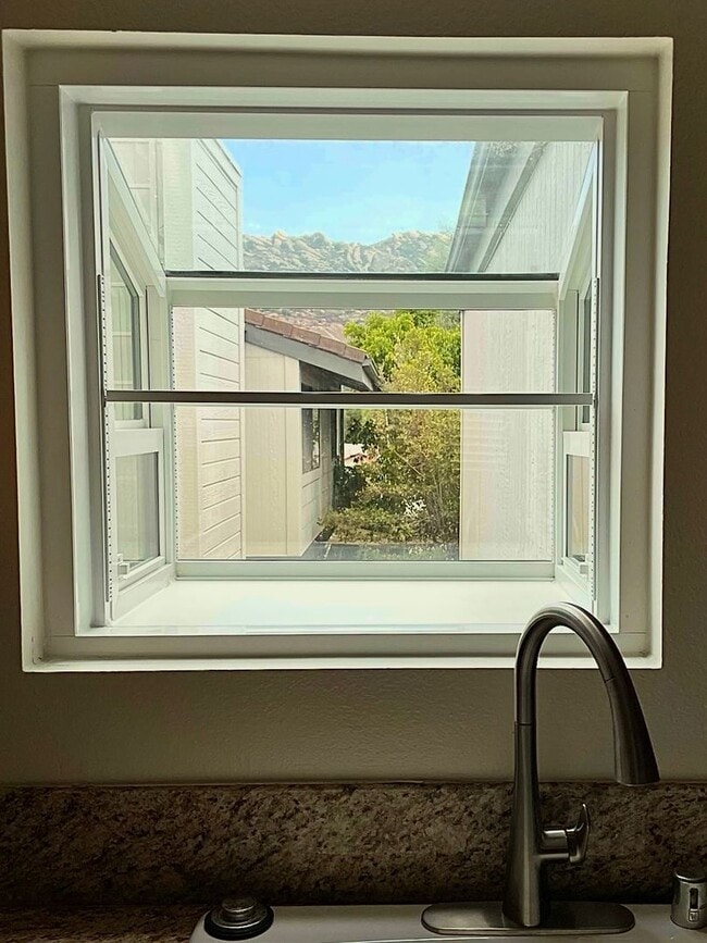 Building Photo - Nicely upgraded Townhome is East Simi