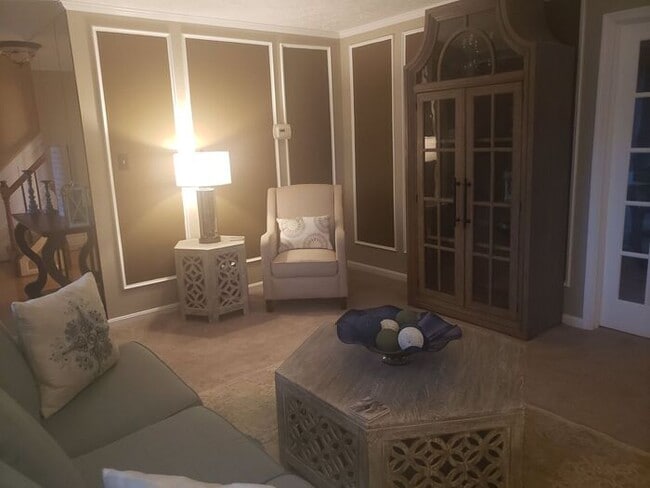 Building Photo - Charming 3-Bedroom, 2.5 Bath SFH with Fron...