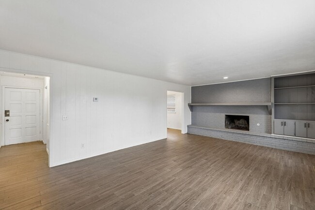 Building Photo - 3 bedroom 2.5 bath - NW Highway and Rockwell