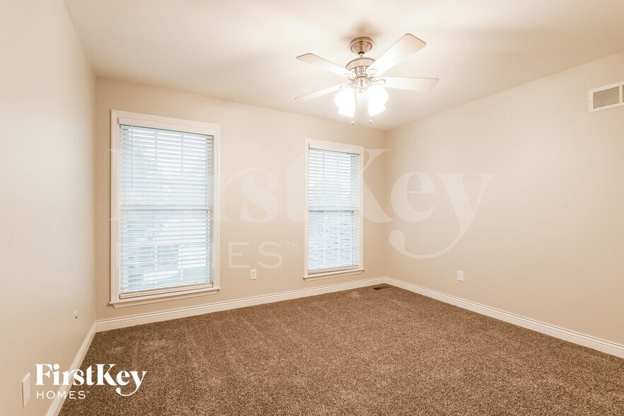 Building Photo - 32040 Fairway Dr N