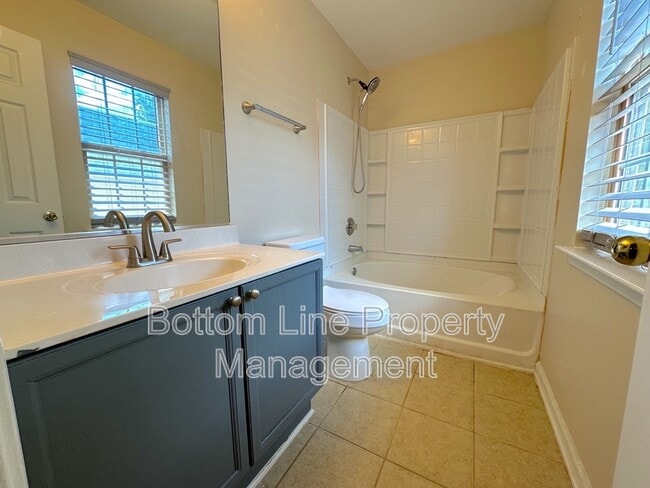 Building Photo - 3227 Lake Dr